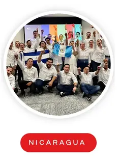Equipo de Nicaragua y Guatemala reunido en el cierre de una capacitación corporativa, celebrando una jornada de aprendizaje y trabajo en equipo.