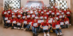 Programa de liderazgo con equipos participando en ejercicio de integración