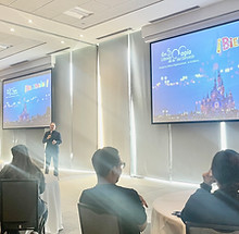 1.	“Los clientes no se quedan por lo que hiciste… se quedan por cómo los hiciste sentir cuando más lo necesitaban.” 	2.	“Fidelizar no es cerrar un servicio, es abrir un vínculo humano que trasciende el momento.” 	3.	“Cuando el servicio supera la expectativa, se convierte en recuerdo. Y los recuerdos construyen lealtad.” 	4.	“El cliente no espera perfección, espera conexión. Quien lo entiende, lo fideliza para siempre.” 	5.	“Las expectativas no se gestionan con discursos, se superan con gestos que nacen del corazón.”