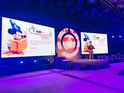 Julio Giménez impartiendo curso presencial de liderazgo empresarial en México con enfoque en cultura de servicio y trabajo en equipo