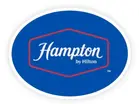 Logo de Hampton by Hilton – cadena hotelera que recibió capacitación en cultura de servicio y experiencia memorable para el cliente.