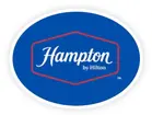Logo de Hampton by Hilton – cadena hotelera que recibió capacitación en cultura de servicio y experiencia memorable para el cliente.
