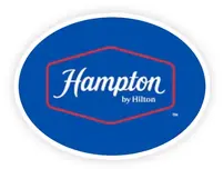 Logo de Hampton by Hilton – cadena hotelera internacional capacitada en cultura de servicio y experiencia memorable.