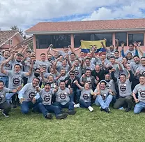 Finalizando curso empresarial en Guayaquil, Ecuador, participantes con bandera de Ecuador – La Magia del Aprendizaje