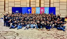 Curso empresarial con equipos interactuando en actividad de integración