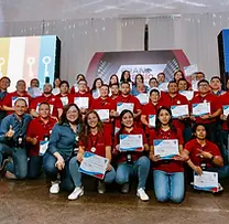 Cierre de curso empresarial en Valparaíso, Chile, participantes con bandera de Chile – La Magia del Aprendizaje