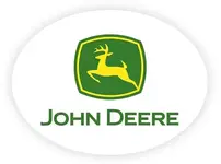 Logo de John Deere – multinacional industrial capacitada en servicio al cliente y liderazgo estratégico.