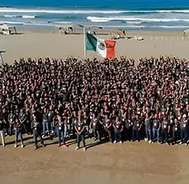 Cierre de curso empresarial en Guerrero, participantes con bandera de México – La Magia del Aprendizaje
