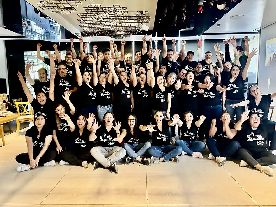 Grupo de líderes celebrando con entusiasmo y espíritu de equipo en curso presencial Modelo Disney – La Magia del Aprendizaje