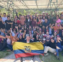 Cierre de curso empresarial en Quito, Ecuador, participantes con bandera de Ecuador – La Magia del Aprendizaje