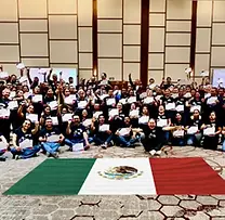 Cierre de curso empresarial en Jalisco, participantes con bandera de México – La Magia del Aprendizaje