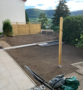 Gartenservice bei Pflegearbeiten im Außenbereich