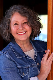 LisaHeadshot_IMG_0460 copy.jpg