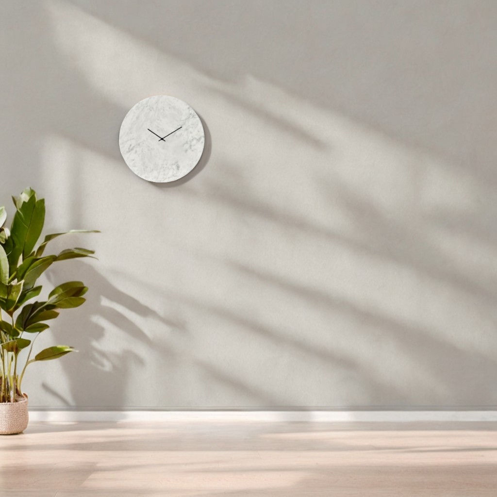 orologio da parete in marmo su muro color grigio chiaro