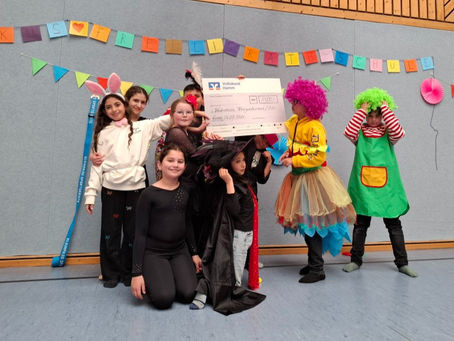 Schule gewinnt 1.500 Euro mit spontaner Zirkusshow