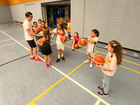Kinder trainieren Basketball mit den HammStars