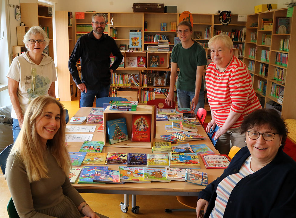 Team der Schulbücherei freut sich über Spende der SPD