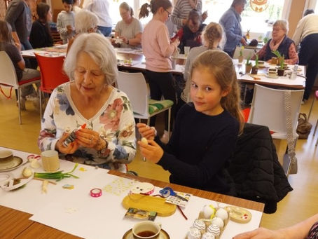 Kinder basteln mit Senioren im Haus der Begegnung