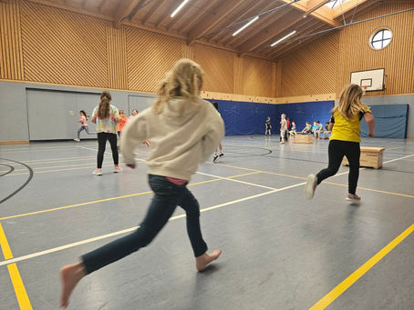 SportProjekt: Klassen treten beim Brennball gegeneinander an