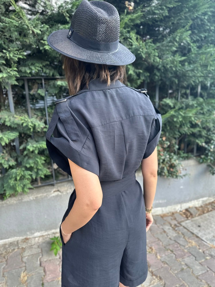 Küçük resim: Kısa Kollu Kuşaklı Siyah Tulum