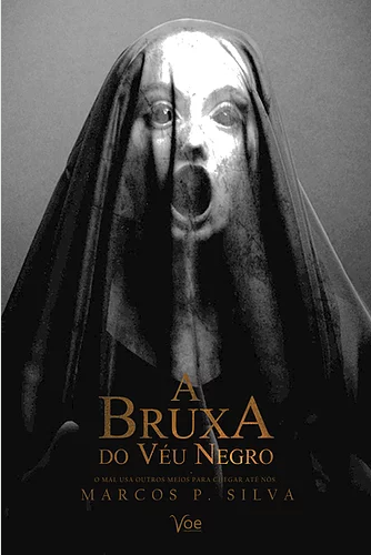 Capa de A Bruxa do Véu Negro. Foto de uma mulher macabra com olhos esbugalhados e boca aberta coberta com um véu preto ao fundo e título dourado abaixo dela.