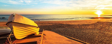 Boat-and-sunshine-at-Praia-dos-Pescadore