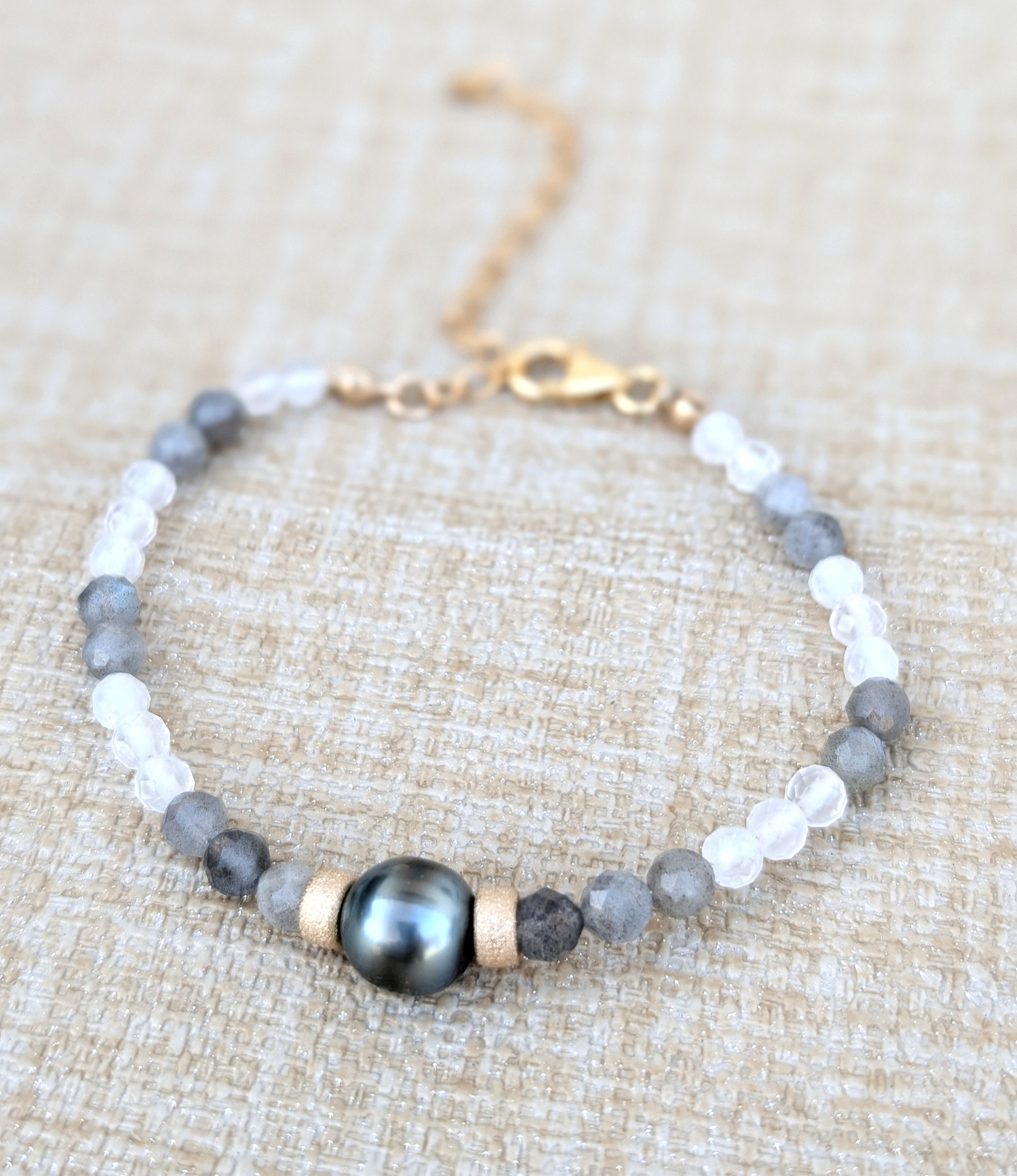 Bracelet GF avec perles de Tahiti et pierres naturelles – Hinaura