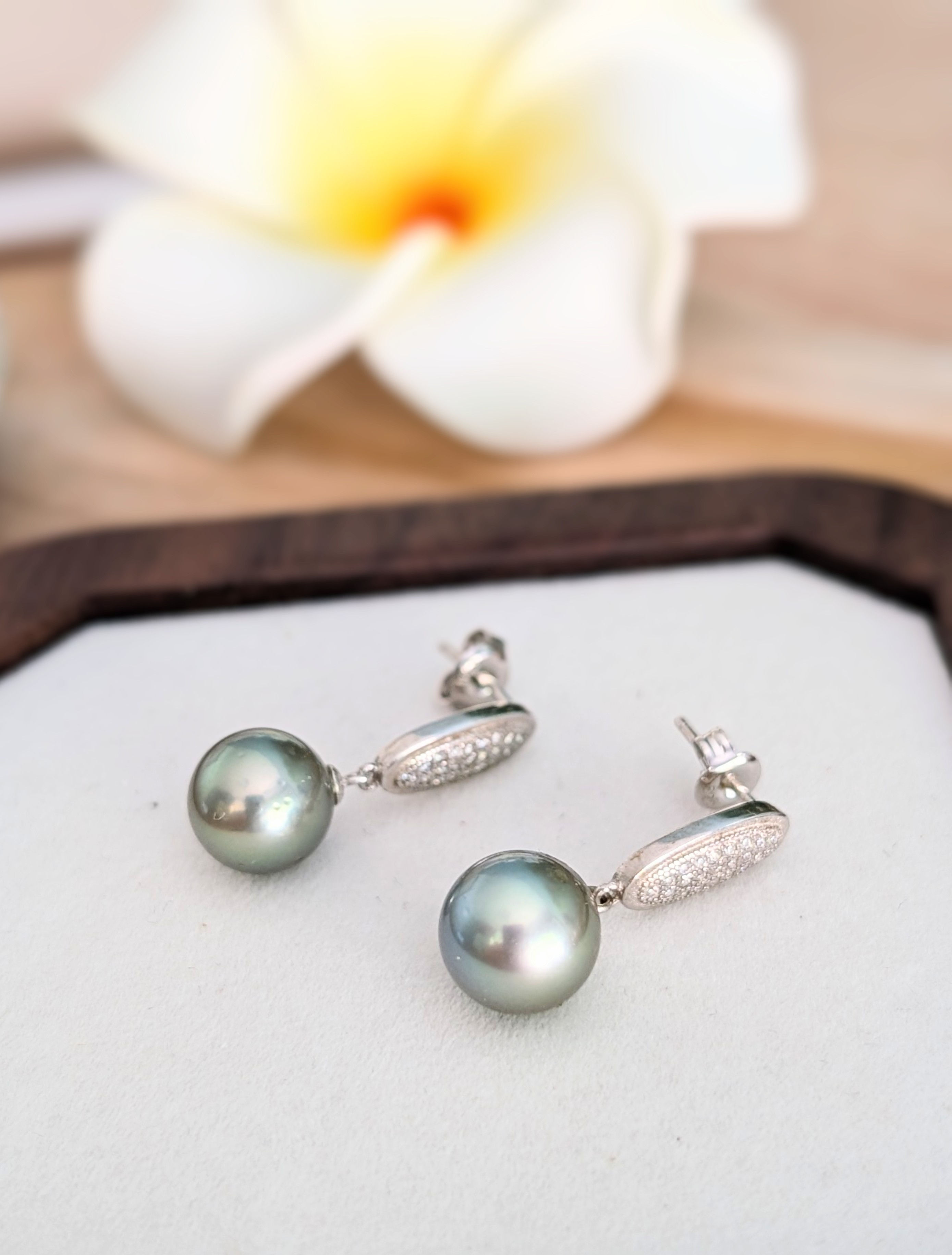 Boucles d’oreilles Marama – Lumière argentée & perles de Tahiti