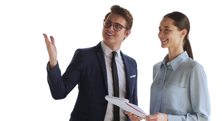 homem de fato e gravata conversa com mulher com papéis na mão