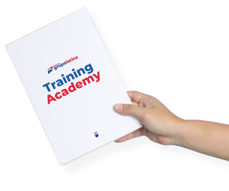 mão segura uma folha branca com informação sobre a Latina Training Academy