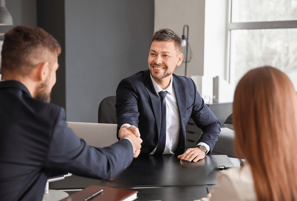 homem sorridente dá aperto de mão como símbolo de negócio fechado.