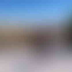 Mujer de pie admirando el paisaje