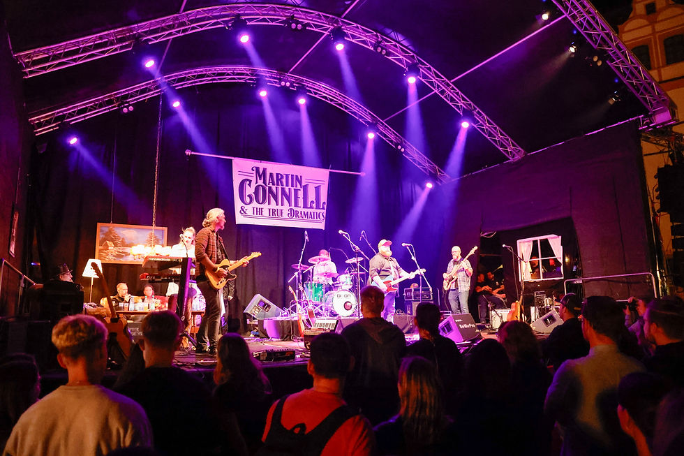 Lila erleuchtete Bühne mit einer fünfköpfigen Band beim Celler Stadtfest.
