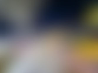 Pkw kommt auf schneeglatter Straße von der Fahrbahn ab