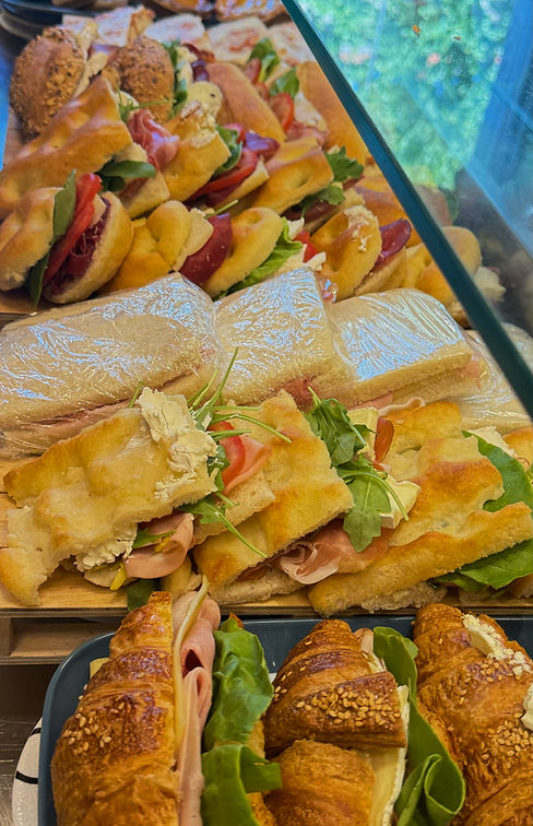 Vetrina allestita di panini per bar e caffetterie