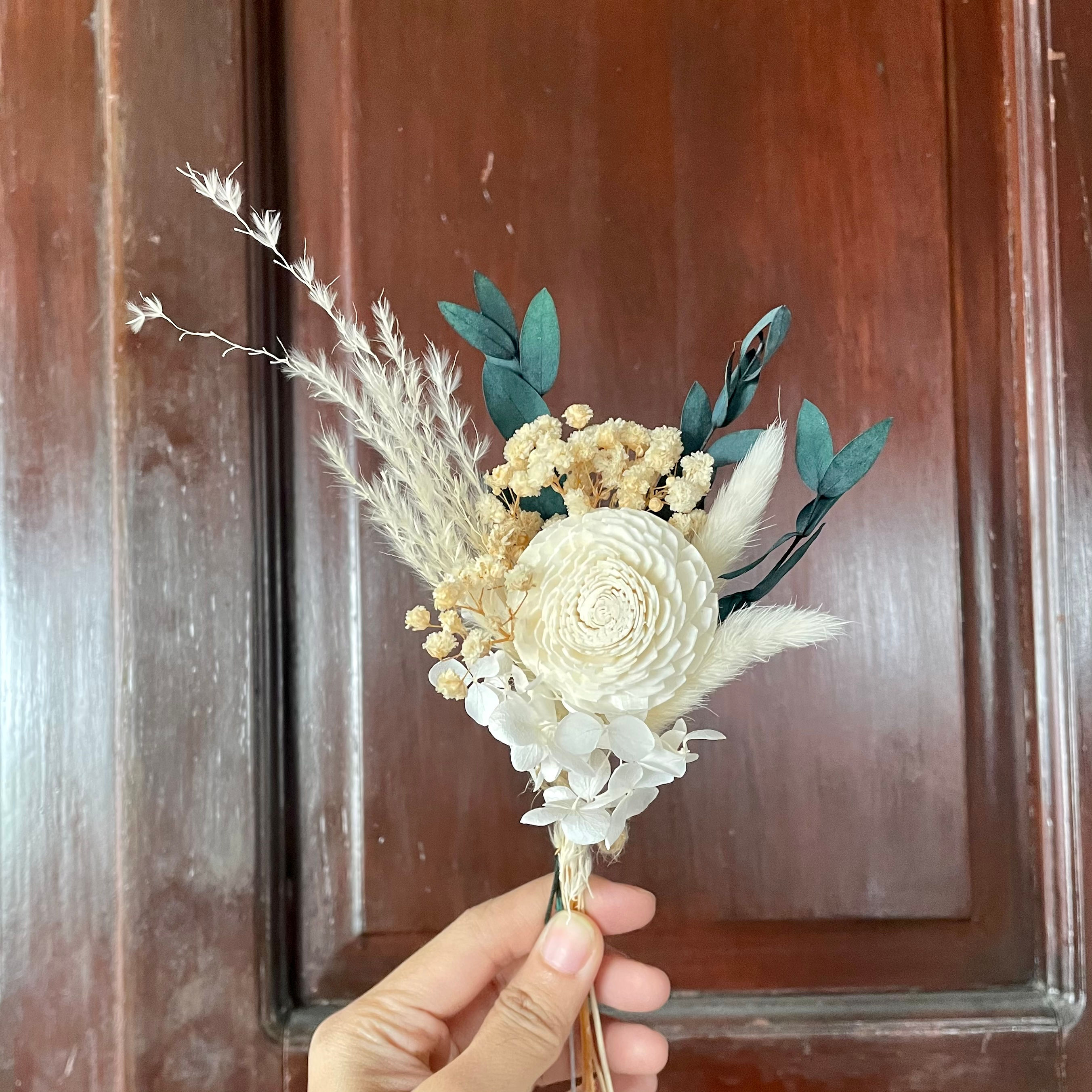 BT003 Premium Pampas Boutonniere