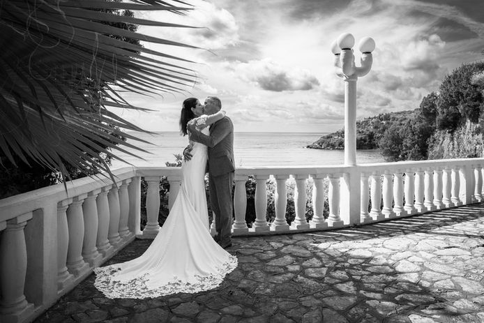 Foto di un bacio di sposi a Sperlonga