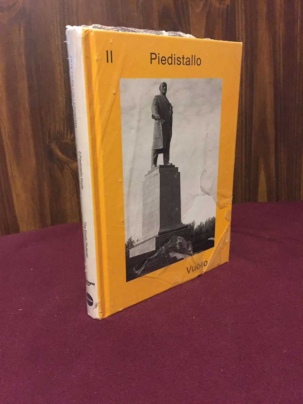 Il Piedistallo Vuoto : Fantasmi dall'Europa dell'Est. The Empty Pedestal : Ghost