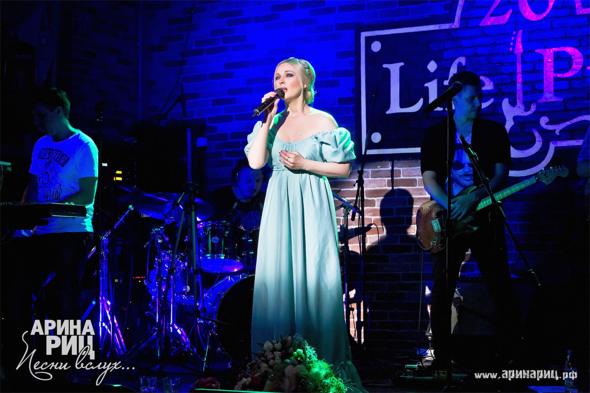 Ирина топорец арина риц. Арина риц певица. Гр ассорти арина риц. Кавер группа. Арина риц певица.