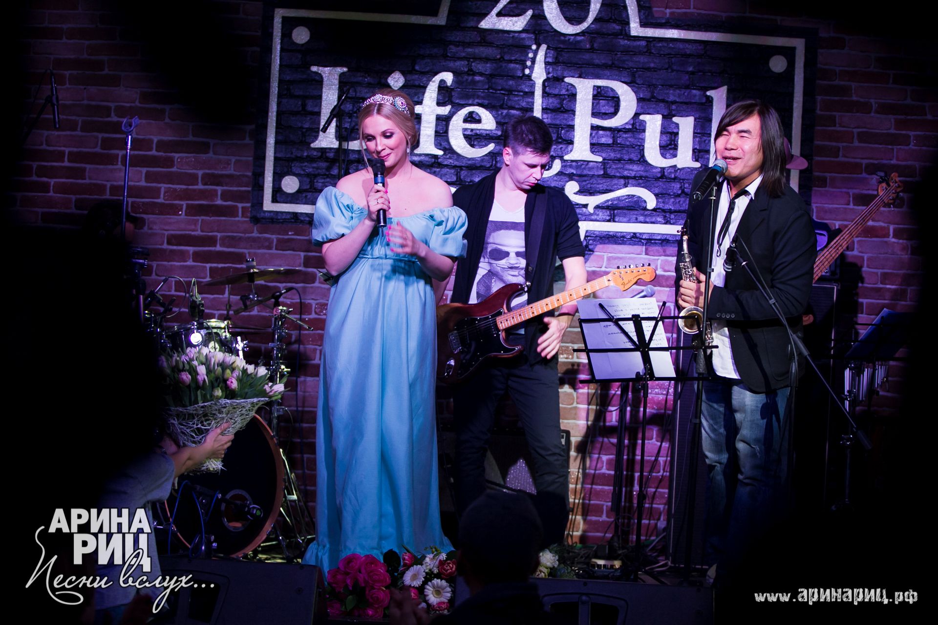Ирина круг крокус сити холл. Арина риц биография. Песни вслух. Группа ассорти арина риц. Арина риц ассорти.