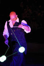 lomalamal ,focus, feu, lumineux, juggler, jonglage, tissu aerien, portes acrobatiques, main main
