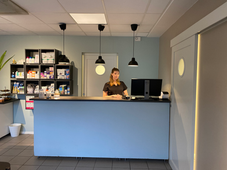 Vår receptionist Linn i Cityveterinärerna i Lunds reception.