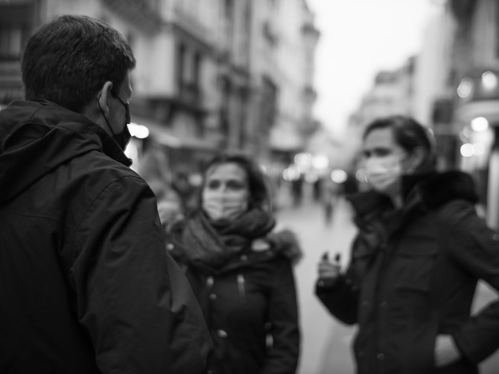 échange entre trois personnes en pleine rue