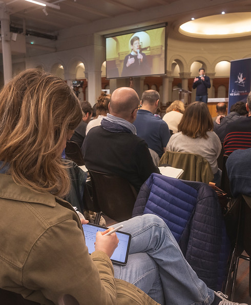 personnes qui écoutent un enseignement