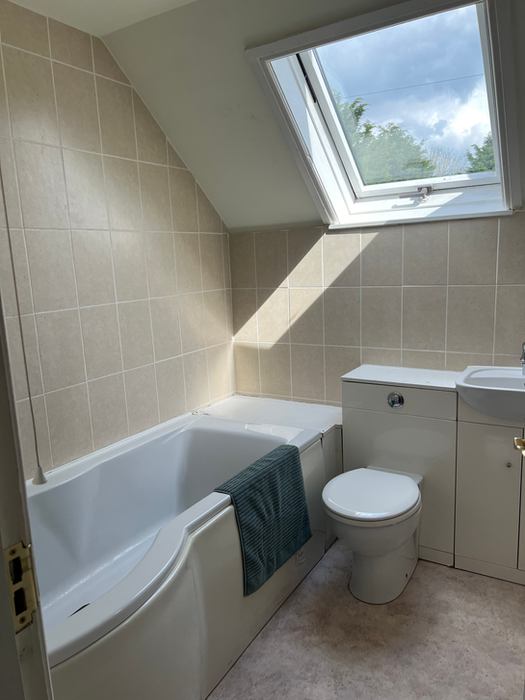 Just one of 4 bathrooms at Granary Court ideal for the groups