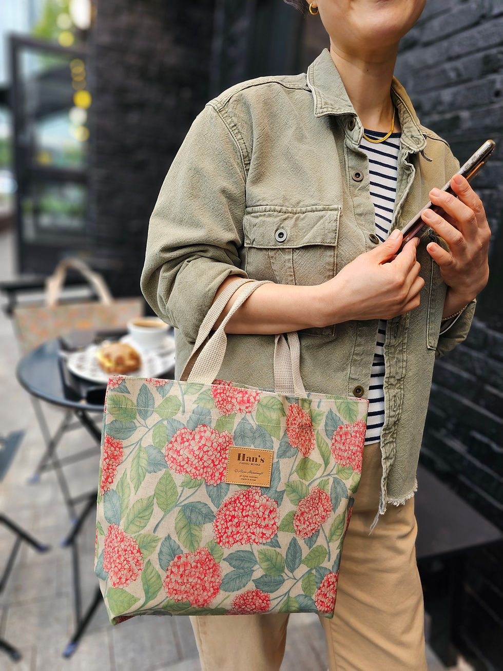 Imej kecil: Compact Tote Bag | hydrangea
