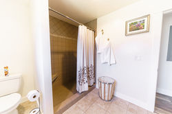 SeaView Agate bath, shower