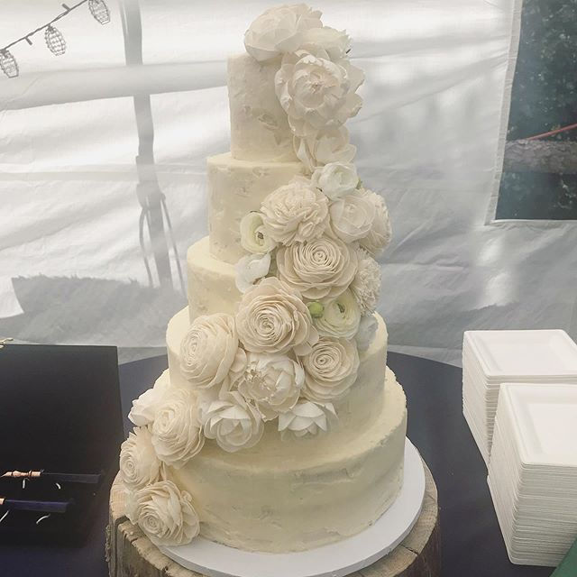 5 tiers of textured buttercream adorned
