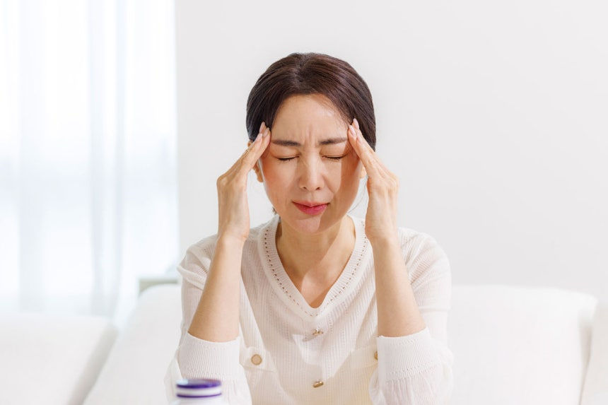 잦은 하품에 뜬금없는 음식 당긴다면?… 극심한 두통 알리는 ‘의외의 신호’