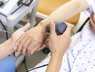 도수·체외충격파 치료 급여화 추진에…의협 “정부 폭거…절대 불가”